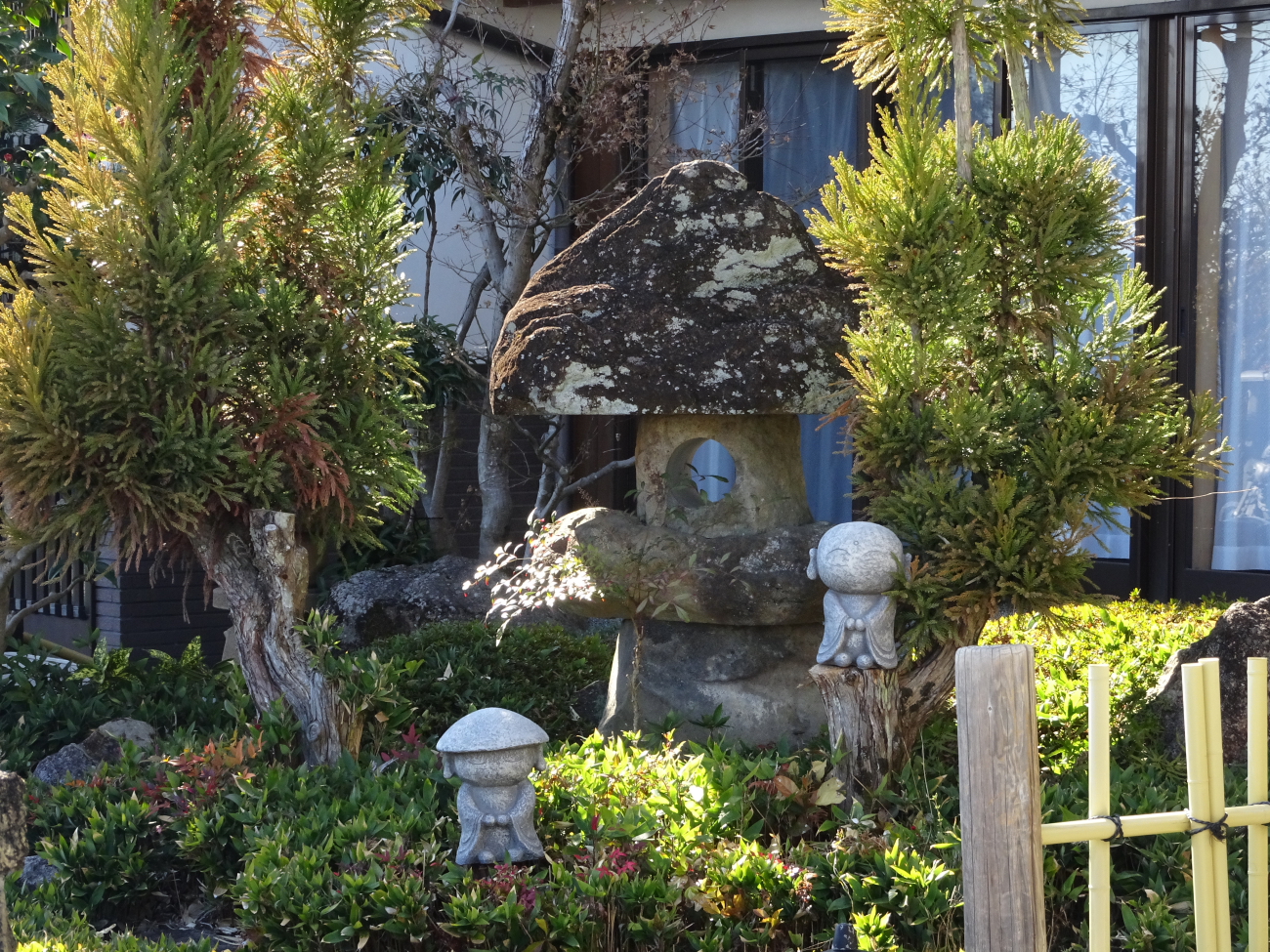 庭 　灯籠と地蔵の画像